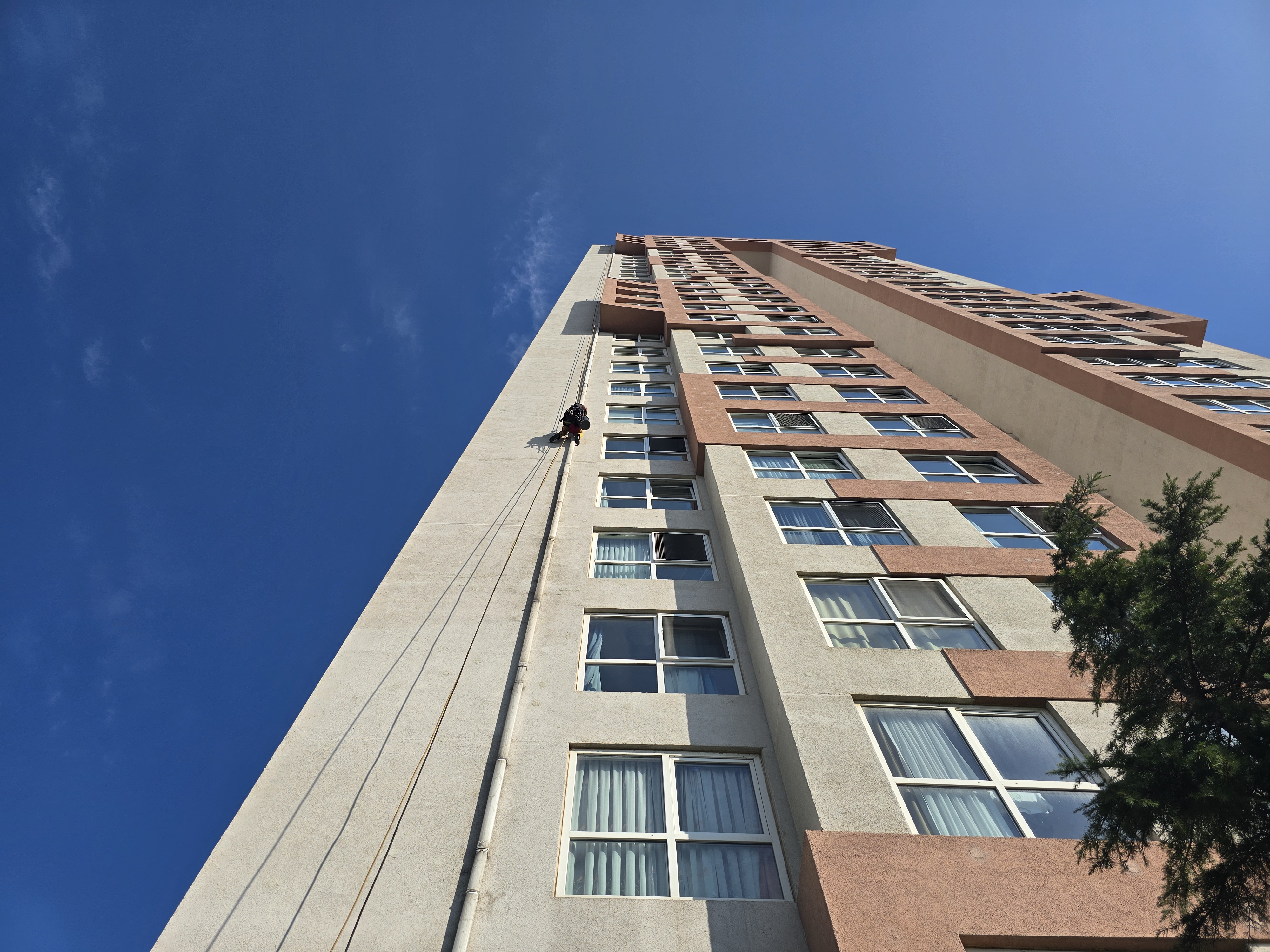 dış cephe cam temizliği, endüstriyel dağcılık, iple erişim, dış cephe silikonlama,dağcı camcı, endüstriyel dağcılık nedir, dış cephe yüksek bina, istanbul dışcephe dağcılık